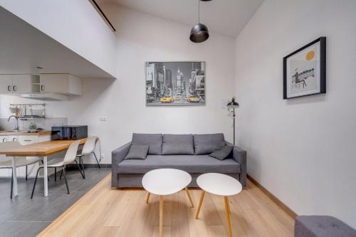 uma sala de estar com um sofá e uma mesa em Charmante petite maison de ville Bordeaux, Talence em Talence