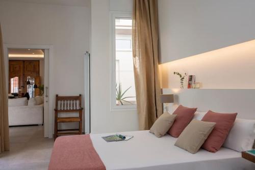 a living room with a white couch with pillows at SingularStays Picaña in Picanya