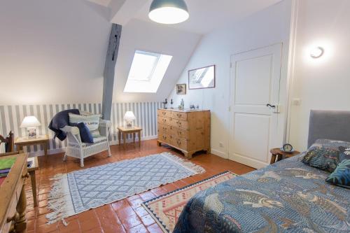 - une chambre avec un lit, une chaise et une commode dans l'établissement ZenBreak Suite Turner, à Orléans