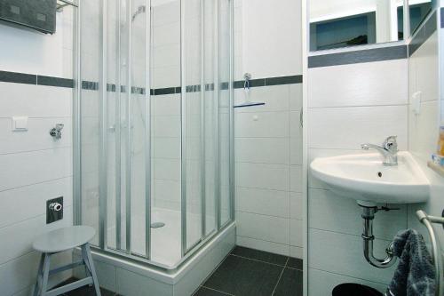 ein Bad mit einer Dusche und einem Waschbecken in der Unterkunft Semi-detached house Dock No- 7-0 Zirchow - DOS081jai-L in Zirchow