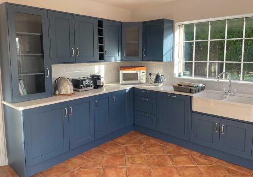 Saltee View Holiday Home by Trident Holiday Homesにあるキッチンまたは簡易キッチン