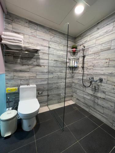 宜蘭市的住宿－永恆之星1333，一间带卫生间和淋浴的浴室