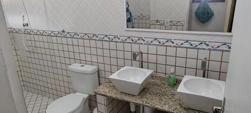 a bathroom with a toilet and a sink at Casa da árvore na praia in São Sebastião