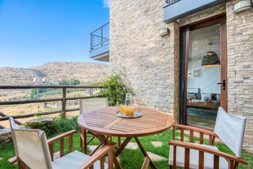 Ein Balkon oder eine Terrasse in der Unterkunft Hert 3Bedroom Villa In Faraya