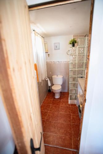 a bathroom with a toilet and a tile floor at EL MIRADOR in Jaén