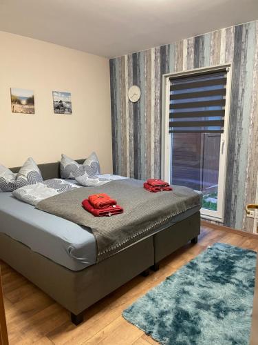 een slaapkamer met een groot bed en een raam bij Ferienhaus in der Stienitzaue in Werneuchen