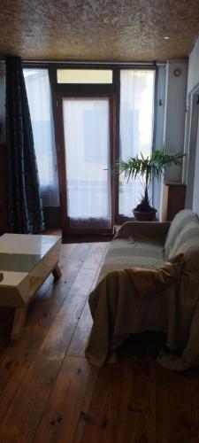 トゥールーズにあるAppartement Toulouseのベッドルーム1室(ベッド1台、テーブル、窓付)