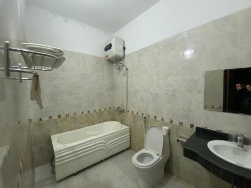 łazienka z toaletą i umywalką w obiekcie ANH ĐÀO HOTEL LẠNG SƠN w mieście Lạng Sơn