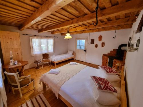 a bedroom with a large white bed in a room at POIANA MARAMURESEANA in Călimăneşti