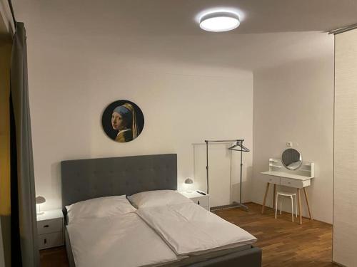 una camera da letto con un letto e uno specchio a parete di Prahabel - K10 a Praga
