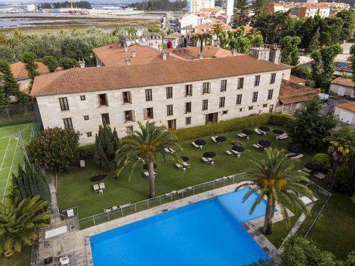 an overhead view of a large building with a swimming pool at El mirador de Mila II en el corazón del Salnes VUT-PO-14731 in Cambados