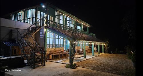 una casa con una scala sul lato di essa di notte di Vừng Homestay - Mộc Châu a Mộc Châu