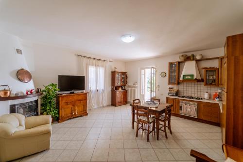 een woonkamer met een bank en een tafel met stoelen bij Agriturismo Giù al Pozzo in Gavorrano