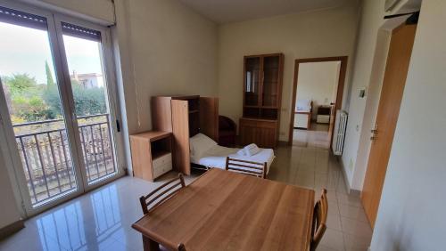 une salle à manger avec une table et une chambre avec vue dans l'établissement Apulia Hotel Roma, à Rome