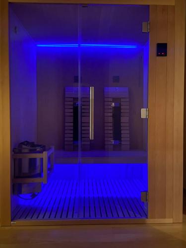 ザスニッツにあるFürstenhof Sassnitzの青いライトが備わる客室です。