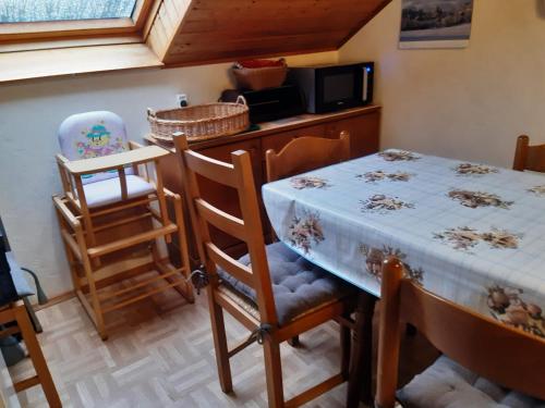 a kitchen with a table and chairs and a microwave at Ferienwohnung Breuer in Plittersdorf