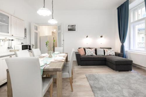 cocina y sala de estar con mesa y sofá en Perfect Day 3 -3 bedr, 2 bathrooms en Budapest
