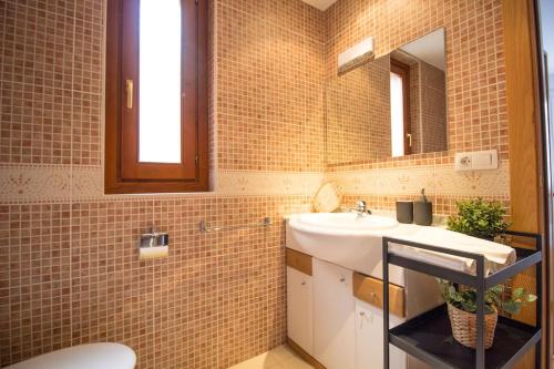a bathroom with a sink and a mirror at 1. APT cerca a pistas de esquí y la Vall d'Incles in Soldeu