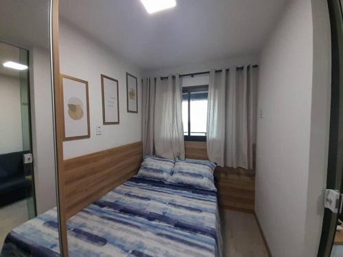 Duas camas num quarto com um espelho em Aluguel Temporada - Smart Orla em Salvador