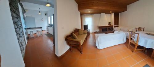 Il comprend une cuisine et un salon avec une table et des chaises. dans l'établissement Valentina's House, à Porto da Cruz