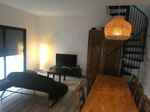 TV a/nebo společenská místnost v ubytování Calme, confort et espace dans villa d’architecte