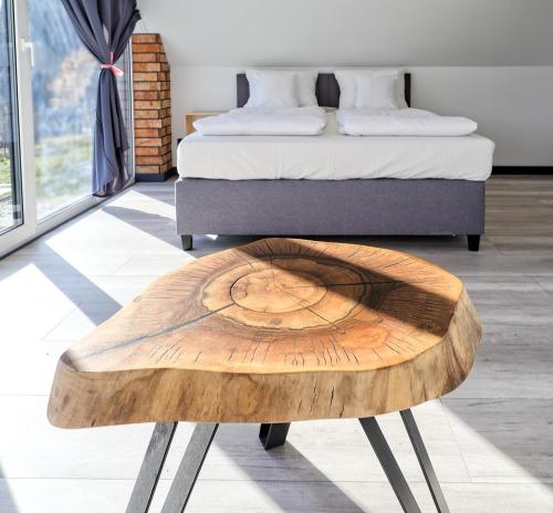 drewniany stolik kawowy przed łóżkiem w obiekcie Widokówka Kletno w Stroniu Śląskim