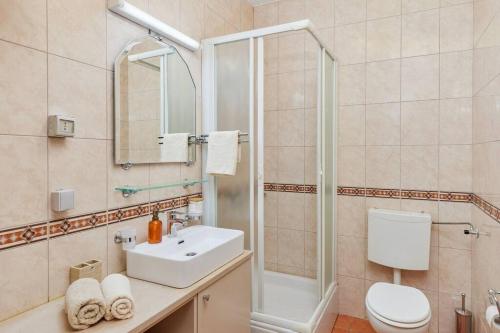 Koupelna v ubytování 1-Bedroom Flat on the Main Square in the Old Town