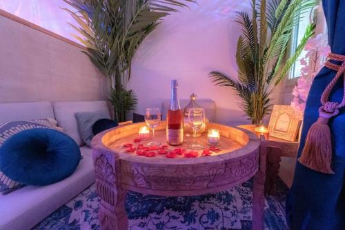 - un salon avec une table, des verres et des bougies dans l'établissement AG 1 Love Balnéo Clim 1min plage,, à Nice