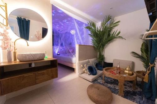 เตียงในห้องที่ AG 1 Love Balnéo Clim 1min plage,