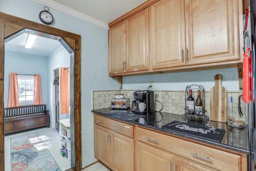 Kuchyň nebo kuchyňský kout v ubytování Pet-Friendly Florida Escape with Patio and Fire Pit!