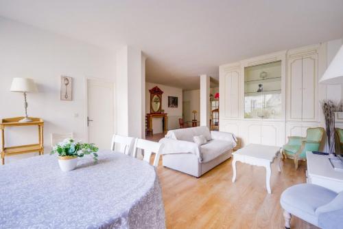 un salon avec une table et un canapé dans l'établissement Lovely apartment with exceptional terrace, à Bordeaux