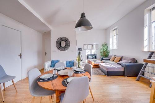 un salon avec une table, des chaises et un canapé dans l'établissement Very nice apartment in the historical center, à Bordeaux