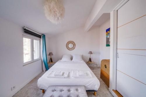 une chambre avec deux lits et une fenêtre dans l'établissement Very nice apartment in the historical center, à Bordeaux