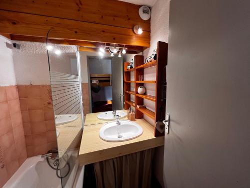 レ・セジーにあるStudio Les Saisies, 1 pièce, 4 personnes - FR-1-293-193のバスルーム(洗面台2台、トイレ、バスタブ付)