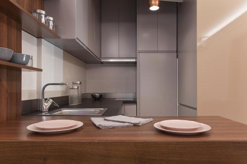 a kitchen with two pink plates on a counter at GM SkyView Luxury Flatiron apartment Skopje in Skopje