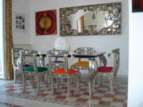 リド・ディ・オスティアにあるApartment with seaviewのテーブル、椅子、鏡が備わる客室です。