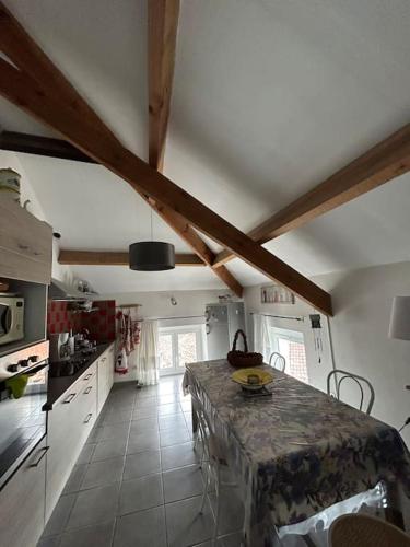 une cuisine avec un comptoir en marbre dans une pièce dans l'établissement Appartement au cœur d’un village, à Foce