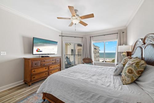 een slaapkamer met een bed en een flatscreen-tv bij Palm Beach Resorts C55 in Gulf Shores