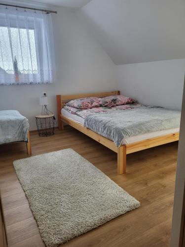 Cama o camas de una habitación en Domki na Groniku