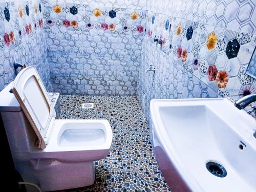 een badkamer met een toilet en een wastafel bij Studio at Kisimani Heights Apartment. in Mombasa