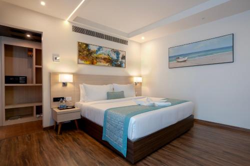 ein Schlafzimmer mit einem großen Bett in einem Zimmer in der Unterkunft The Palomar By Crossway in Chennai