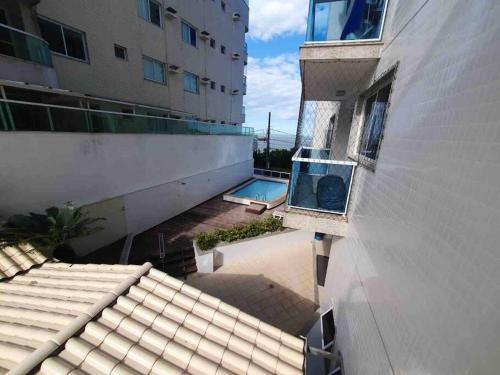 Vaade basseinile majutusasutuses Excelente apartamento na praia de peracanga või selle lähedal