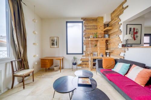 un salon avec un canapé et une table dans l'établissement Lovely house Bordeaux Bègles, à Bègles