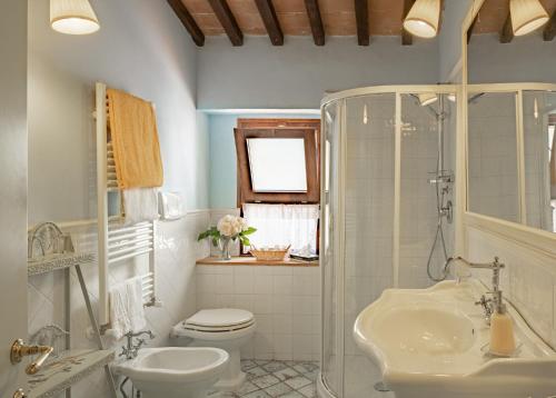 łazienka z toaletą, umywalką i prysznicem w obiekcie Torraccia di Chiusi Agriturismo Relais w mieście San Gimignano