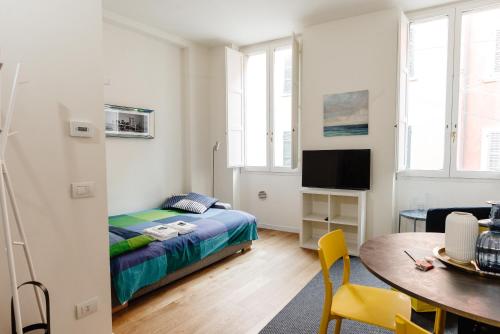 Dormitorio pequeño con cama y mesa en Open space nel pieno centro di Brescia, en Brescia