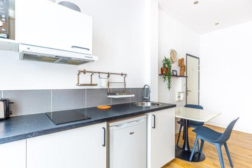 Kuchyň nebo kuchyňský kout v ubytování Appartement charmant Bordeaux centre