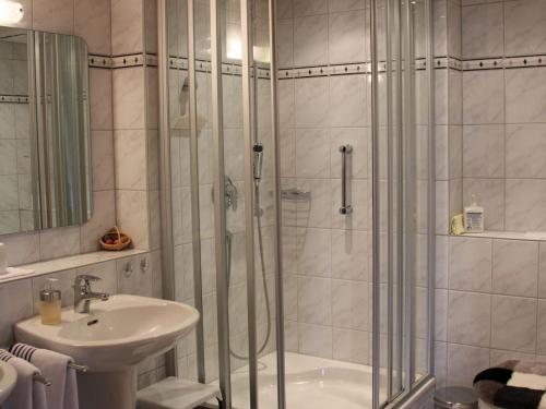 uma casa de banho com um chuveiro e um lavatório. em Ferienwohnung Talblick em Todtmoos