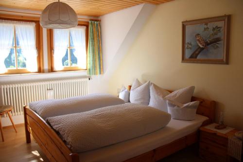 מיטה או מיטות בחדר ב-Ferienwohnung Talblick