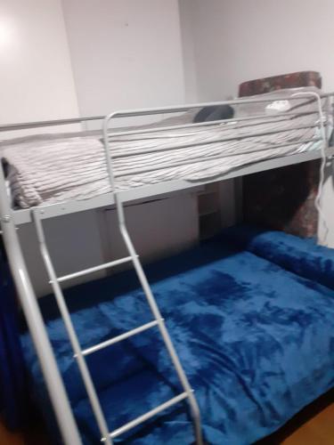 a bunk bed with a ladder in a room at de paso Alcobendas in Alcobendas