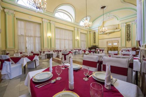 Restoran või mõni muu söögikoht majutusasutuses Hotel Tisza és Thermálfürdő